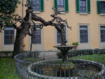Fountain in the hostel's front garden.  Must be a pleasant place to sit in the summer.  No crowds this time of year, though.